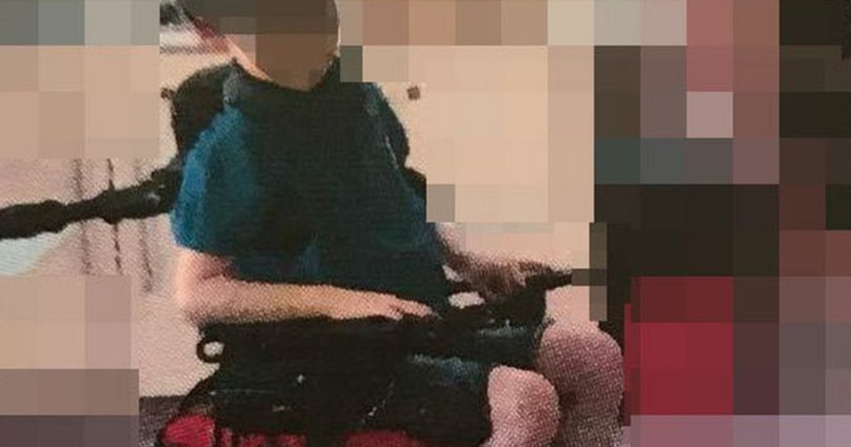 Băiat cu autism legat la școală cu curele de scaun