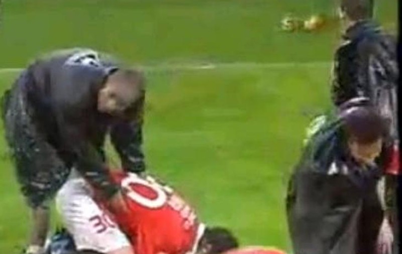Un fotbalist englez a fost împuşcat chiar pe teren