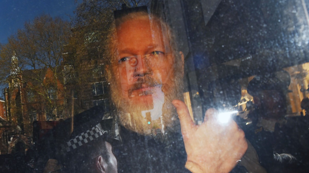 Julian Assange a fost arestat! Momentul în care fondatorul WikiLeaks este scos din Ambasada Ecuadorului din Londra, după șapte ani