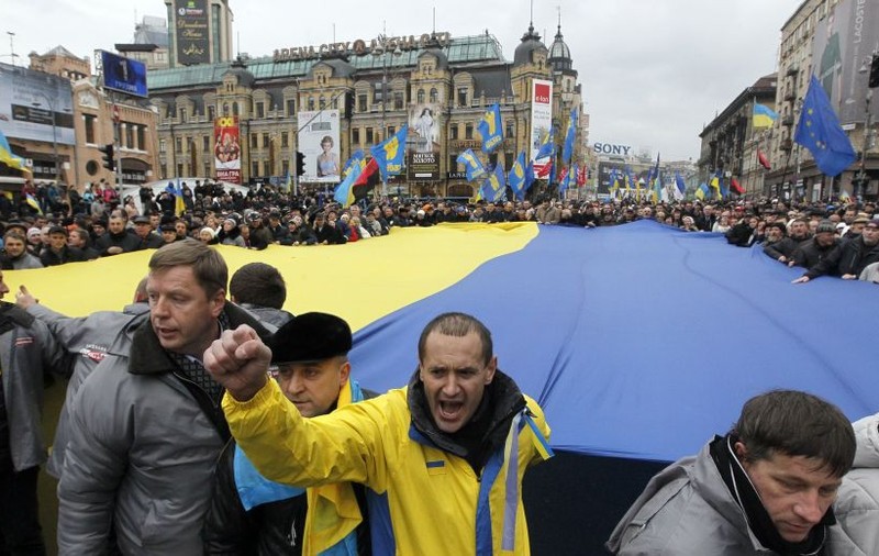 MANIFESTAŢII în Ucraina! 100.000 de persoane cer demisia preşedintelui Victor Ianukovici, la Kiev