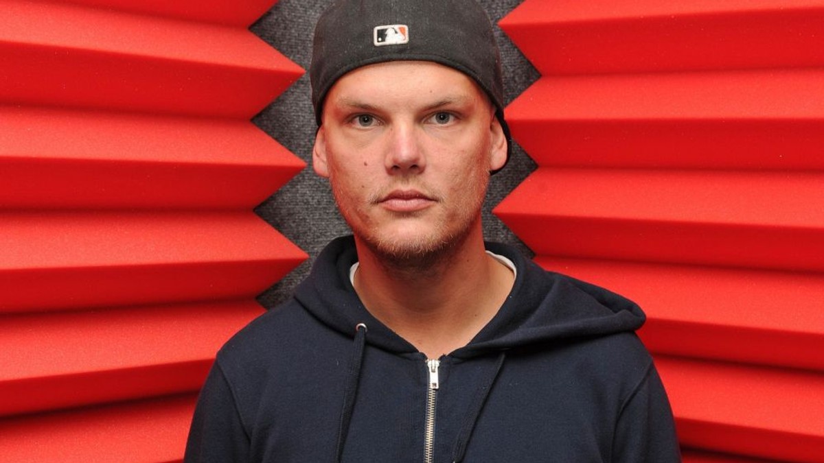 Mesajul familiei regale suedeze, după moartea lui Avicii. Avicii, îmbrăcat într-un hanorac de culoare închisă