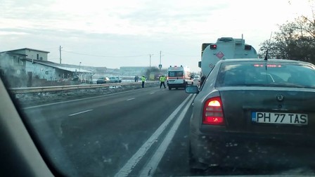 O adolescentă a murit lovită pe trecere de două mașini, în județul Prahova. Copila era în drum spre școală