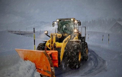 Iarna lovește în plină toamnă pe Transfăgărășan! Ninge abundent, iar drumarii au scos utilajele de deszăpezire
