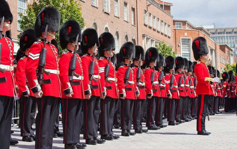 Un soldat din Garda Reginei, plecat să lupte în Ucraina, e căutat cu disperare de britanici, ca să nu fie capturat de ruși