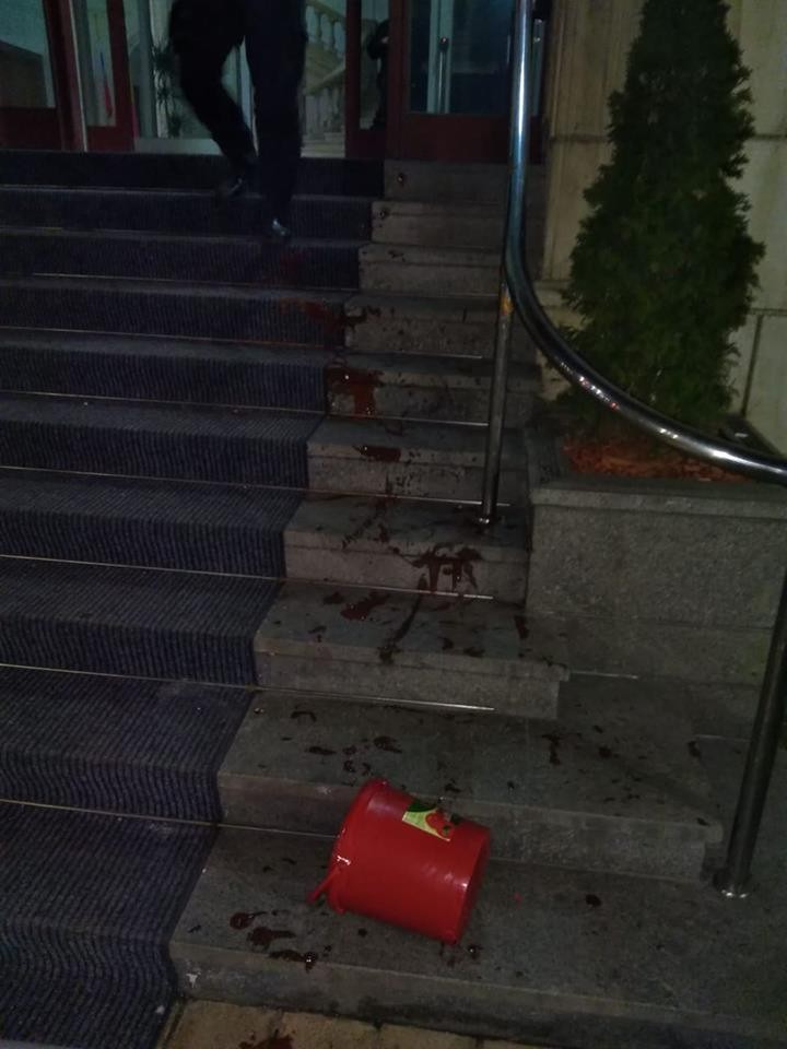 "Corpul delict" a rămas pe scările instituției