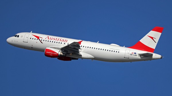Un avion de pasageri Airbus al companiei Austrian Airlines (cu înmatricularea OE-LBR) aflat în zbor