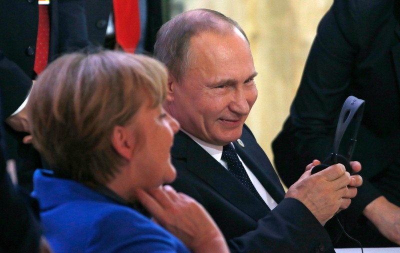 Angela Merkel, prima vizită în Rusia din ultimii doi ani. Cancelarul german a fost primit de Vladimir Putin