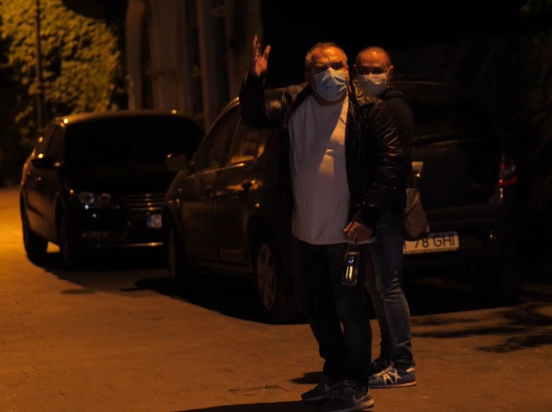 Un protestatar a venit și el la slujbă pentru a scanda împotriva lui ÎPS Teodosie