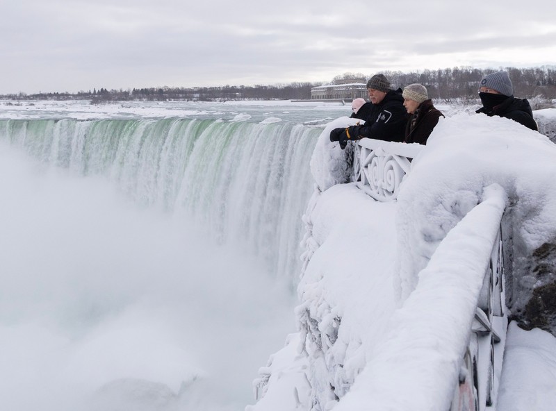 Vizitatori admiră Cascada Niagara din partea canadiană a orașului Niagara Falls, Ontario, Canada, pe 30 ianuarie 2026. Foto: Profimedia