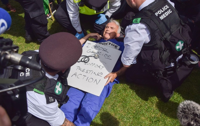 Poliția londoneză a făcut sute de arestări la un protest pro Palestina, acuzând participanții de sprijinirea unei organizații teroriste