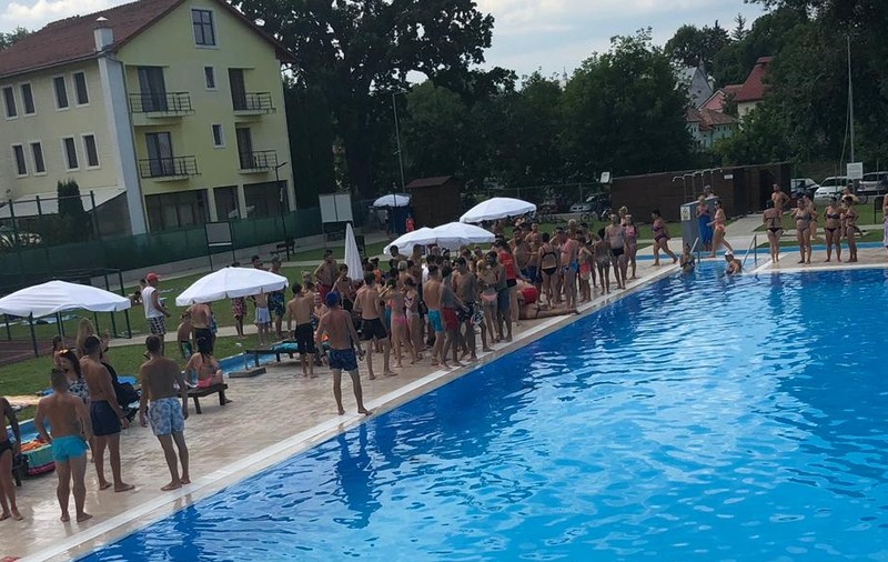 VIDEO | Un bărbat a fost zărit de niște copii pe fundul ștrandului din Bistrița. Aceștia au dat alerta și bărbatul a fost salvat