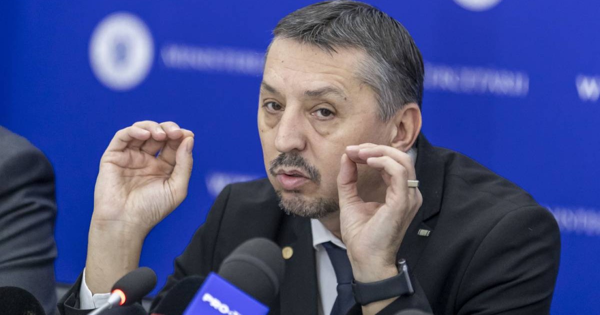 Ministrul Educatiei Daniel David in timpul unei conferinte de presa