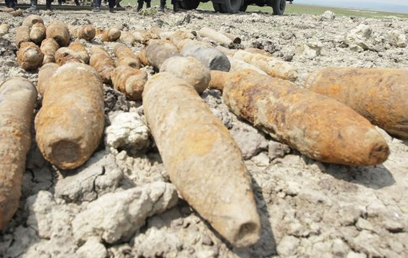 Zece bombe de artilerie, descoperite la fundaţia unei case în Brăila