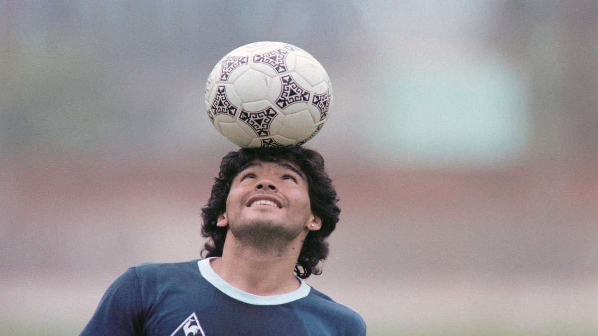 Diego Maradona cu o minge pe cap