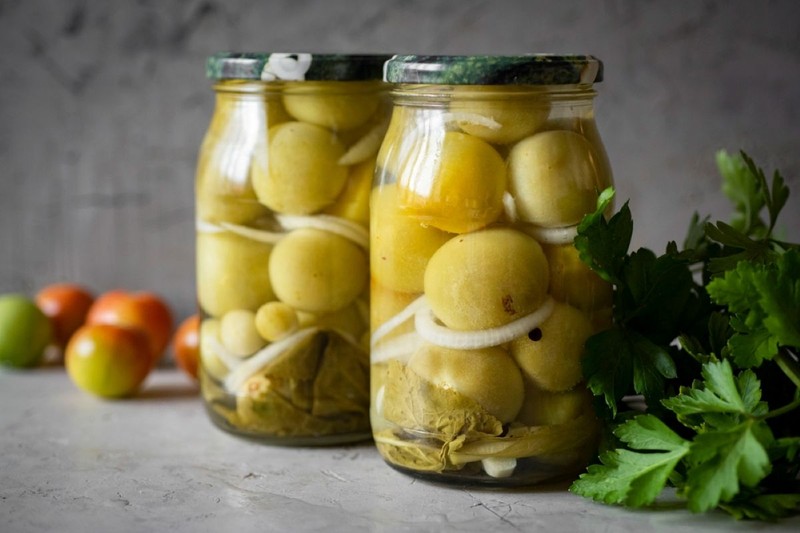 Două borcane mari cu gogonele murate