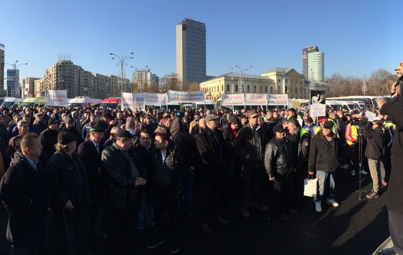 EXCLUSIV / Un taximetrist a vrut să vândă telefonul uitat de un client în mașina sa. Șoferul a dormit o noapte în arest și e cercetat pentru furt