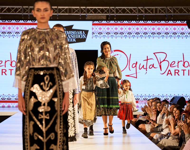 Olguța Berbec și Vladuta Lupău au adus eleganța tradițională pe podium, la Timișoara Fashion Week 2024