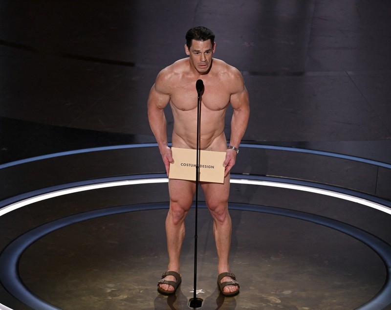 John Cena a apărut complet dezbrăcat pe scena de la Premiile Oscar 2024. Și-a acoperit zona intimă cu un plic | VIDEO