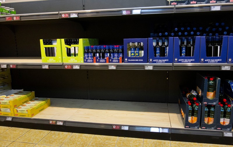 Febra uleiului și a făinii a ajuns și în supermarketurile din Germania: „M-au amenințat că nu voi trăi să văd a doua zi și că vor distruge totul”