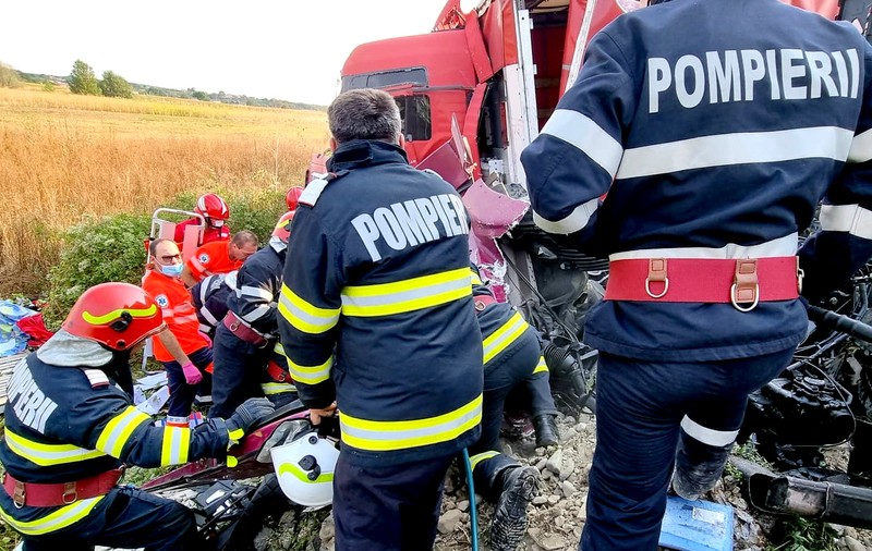 Trei persoane au murit în Dâmbovița, după ce mașina în care se aflau a intrat frontal într-un camion