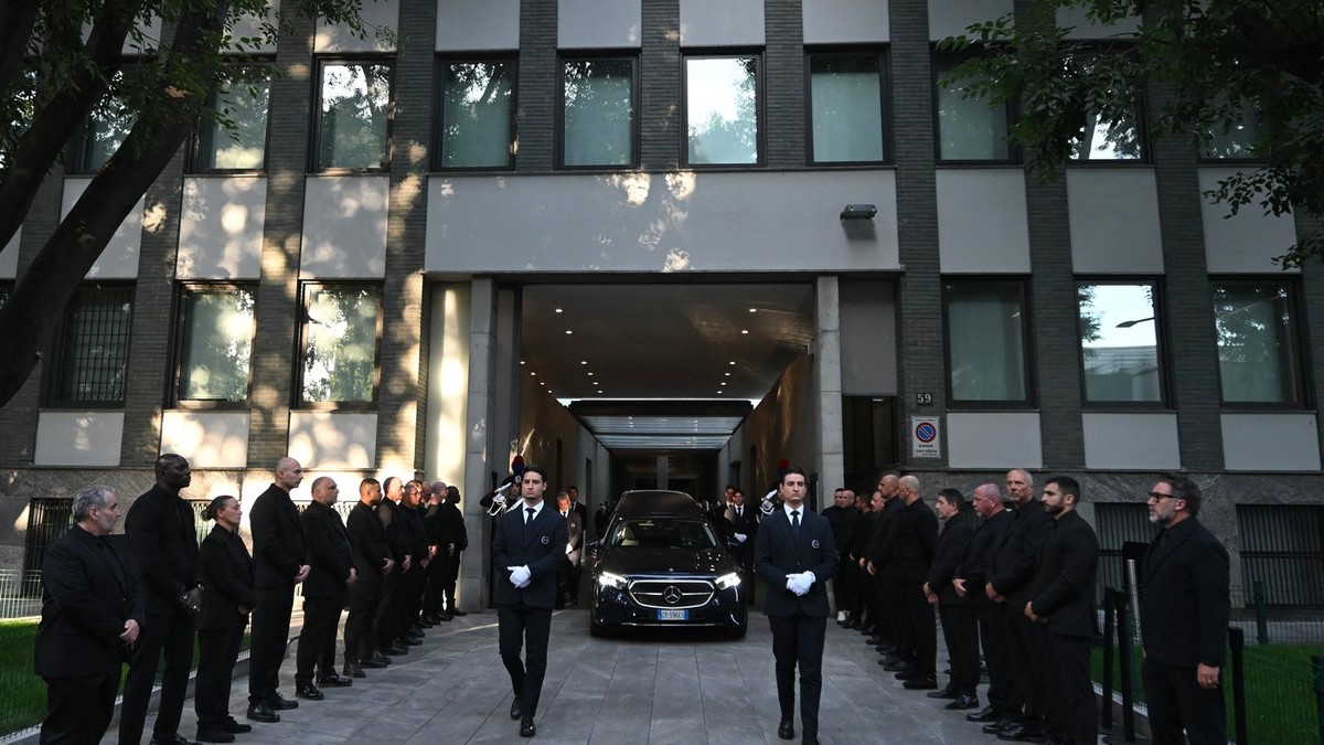 Personalul de securitate al lui Armani stă aliniat în timp ce mașina care transportă sicriul lui Giorgio Armani părăsește Teatrul Armani din Milano Foto: Profimedia