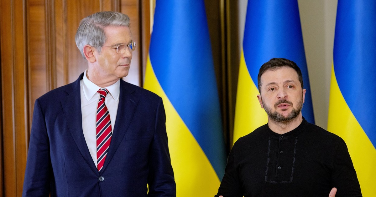 Scott Bessent (stânga) și Volodimir Zelenski în cadrul unei conferințe de presă la Kiev Foto: Profimedia