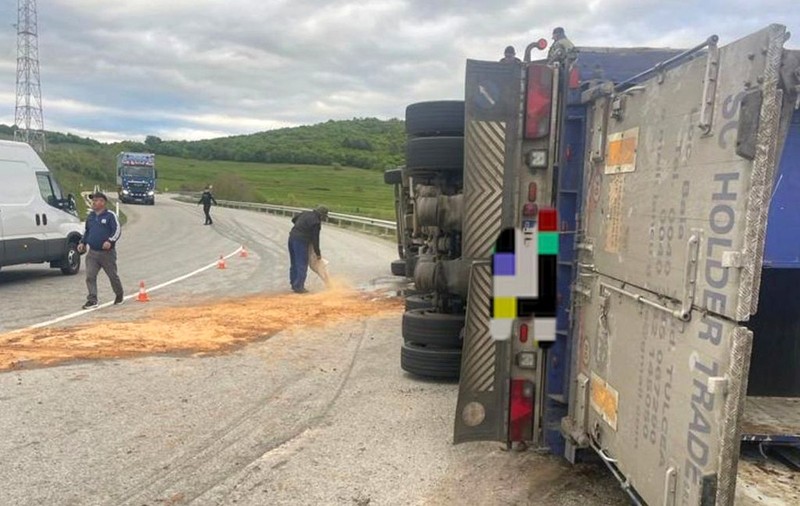 Un autocamion care transporta oi s-a răsturnat, în Bistrița-Năsăud. Zeci de animale au murit
