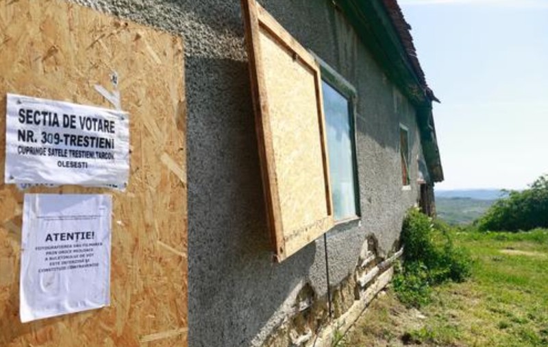Secție de votare amenajată într-un magazin dărăpănat din Buzău: spațiul este folosit numai pentru alegeri