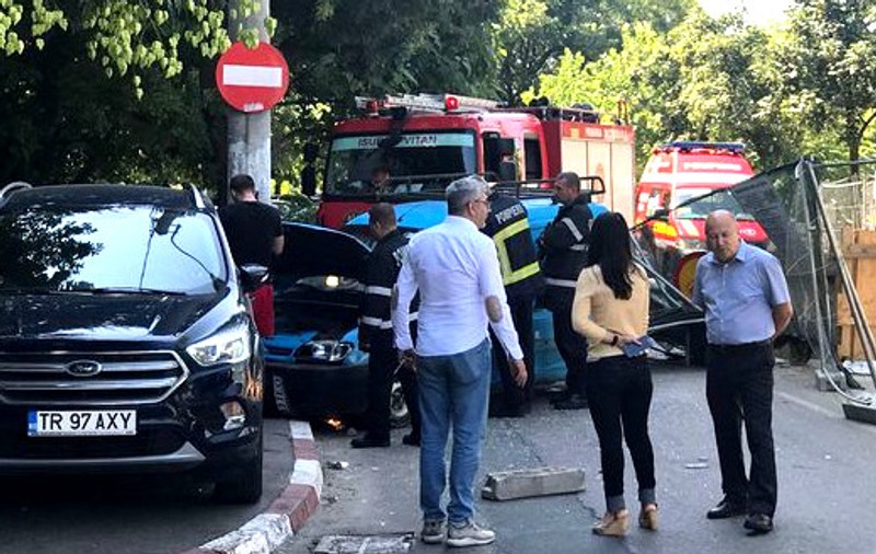 Un tânăr a provocat un accident în București și amenință că se aruncă în Dâmbovița