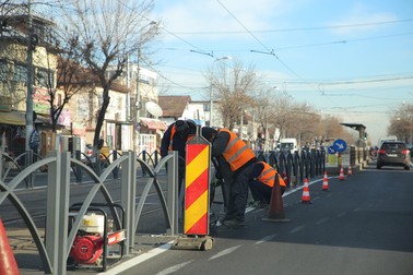 Garduri metalice montate de-a lungul liniei de tramvai 21