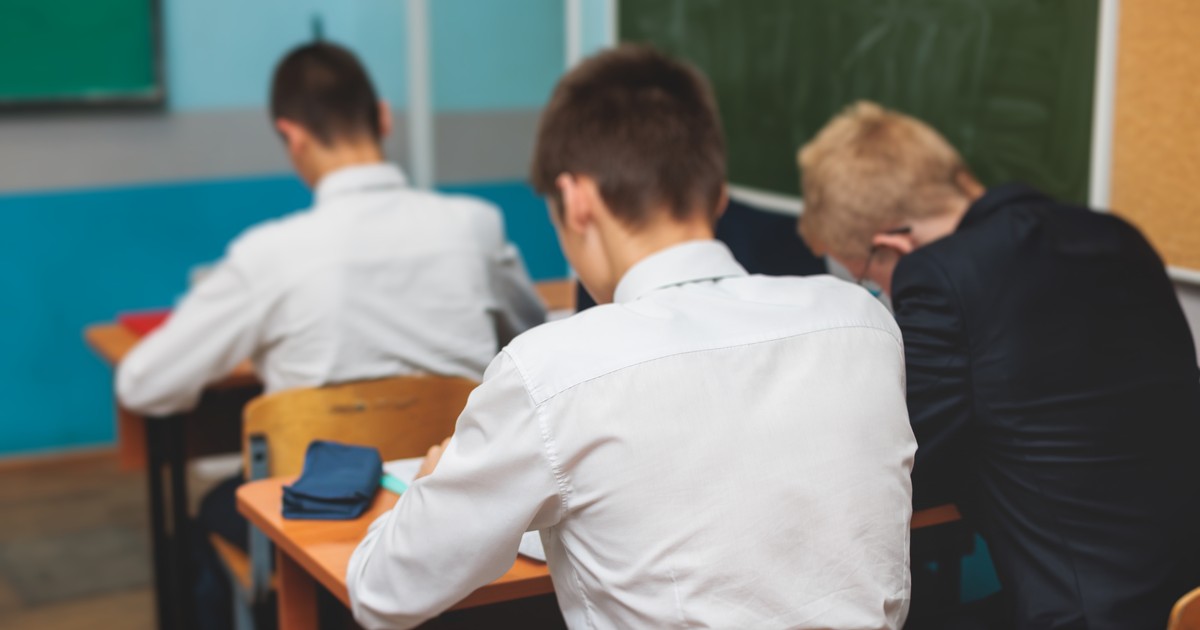 elevi care dau un examen