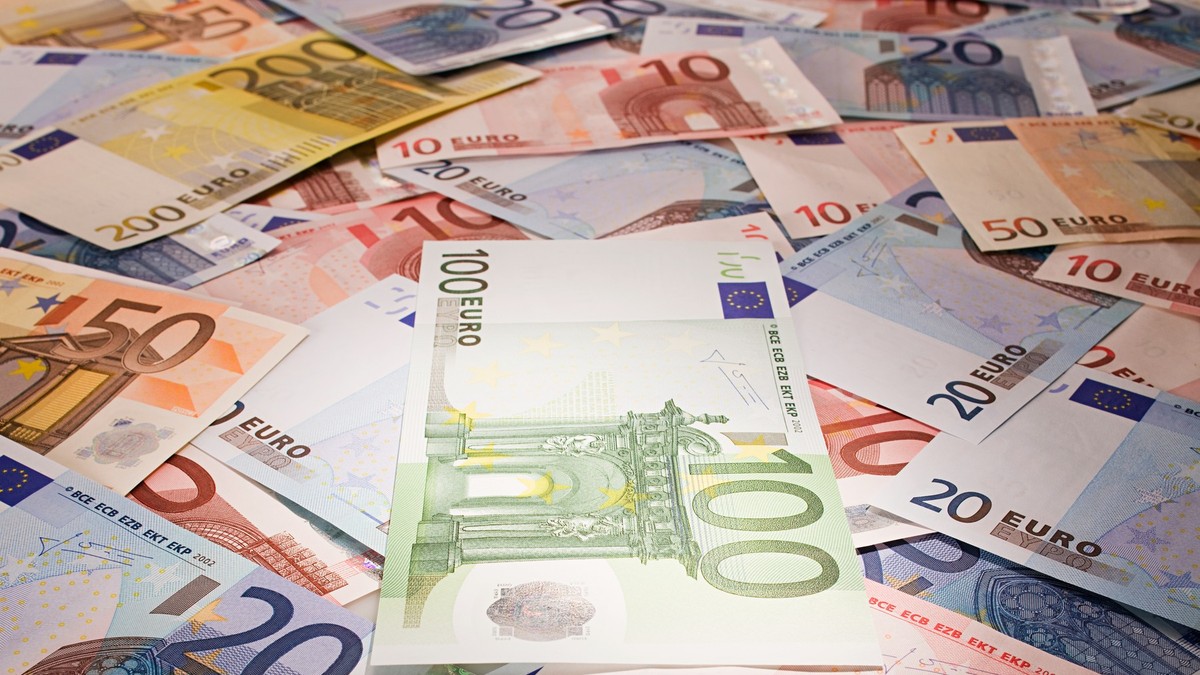 Imagine cu bancnote de 10, 20, 50, 100 și 200 de euro