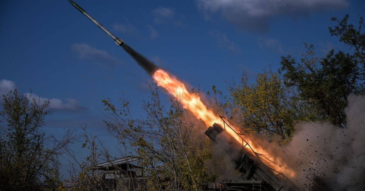 Militari ruși din Districtului Militar Central trag cu un lansator de rachete multiple BM-27 9K57 Uragan către pozițiile ucrainene din sectorul Povrovsk