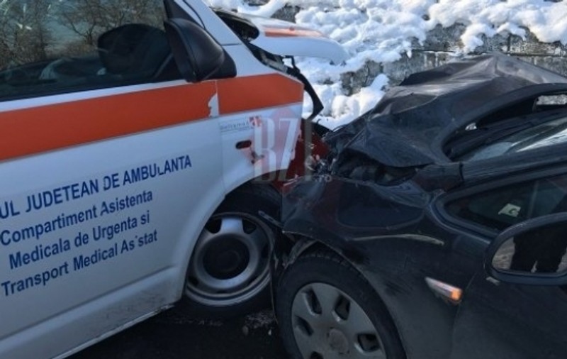 Ambulanţă implicată într-un accident, la Iași. O asistentă a fost rănită