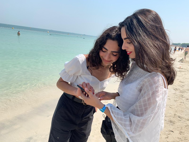 Lana și Bianca, la prima întâlnire, pe o plajă din Dubai Foto: Freedom Station
