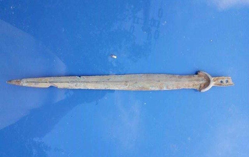 FOTO/ Spadă din bronz veche de aproape 4.000 de ani, descoperită la Buzău în timpul unor săpături