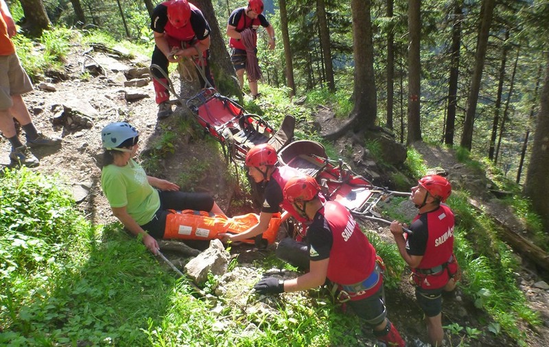FOTO | Operațiune de salvare în masivul Ceahlău pentru o turistă germană accidentată