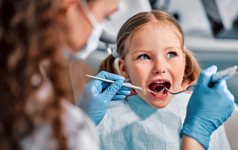 Jumătate dintre copiii români merg la dentist mult prea târziu: 43% dintre părinți cred, în mod eronat, că trebuie să îi ducă abia când au dureri