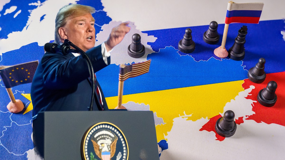 Donald Trump, la un pupitru cu sigla NATO, vorbind și gesticulând. Pe fundal sunt steagurile SUA, Europa și Rusia și niște pioni ca pe o tablă de șah. Imagine cu caracter ilustrativ Foto: Shutterstock