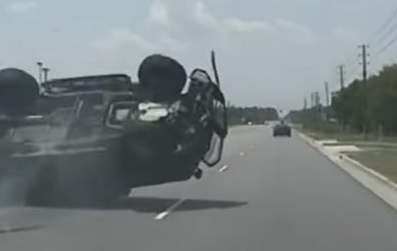 VIDEO | Momentul dramatic în care o tânără urmărită în trafic de poliție este aruncată din mașină