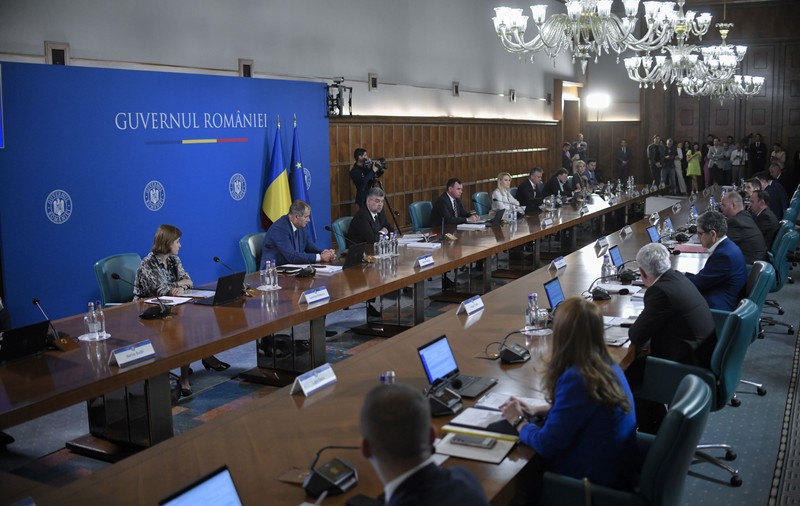 Noile variante fiscale din coaliție. Cât vor fi impozitele pe locuințe și mașini de lux sau pe salariile din IT. Majorări de accize și TVA. PSD și PNL atacă profitul IMM-urilor și taie din banii de investiții