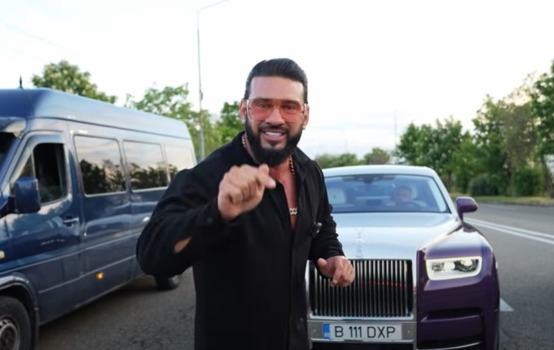 Ce a găsit Dorian Popa într-o cameră de hotel din Chișinău. Artistul le-a arătat imediat fanilor săi