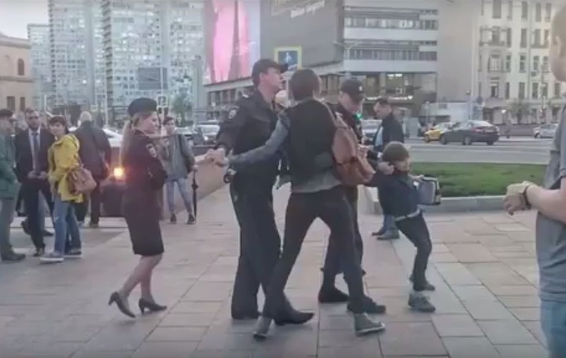 VIDEO/ Copil arestat în Moscova pentru că recita poezii pe stradă