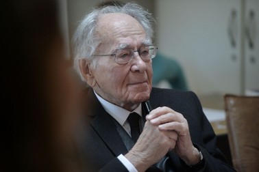 Filosoful Mihai Sora asculta un discurs in timpul evenimentului ''Ora de Caligrafie'', organizat pentru copiii din familii de refugiati, sambata, 8 decembrie 2018. ANDREEA ALEXANDRU / MEDIAFAX FOTO