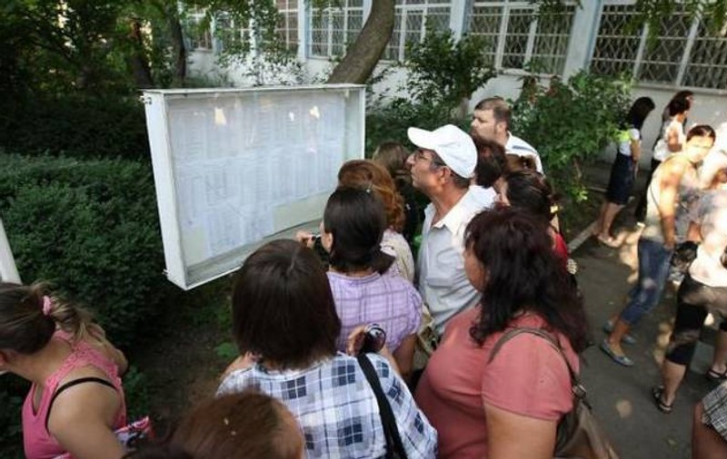 Profesorii dau azi examen de titularizare. Află cu ce cărți au voie să intre în examen