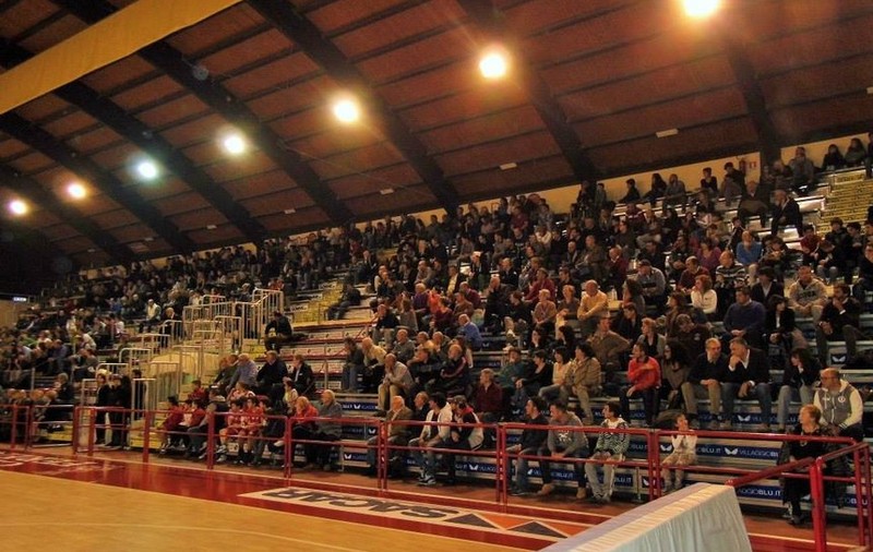TRAGEDIE. Şi-a văzut mama MURIND în tribune!