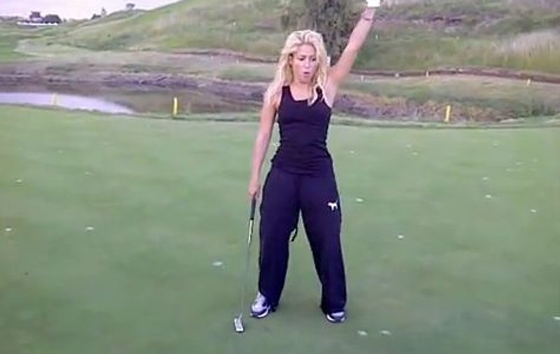 Video | Shakira se vrea Tiger Woods în varianta feminină. Uite cum joacă golf!