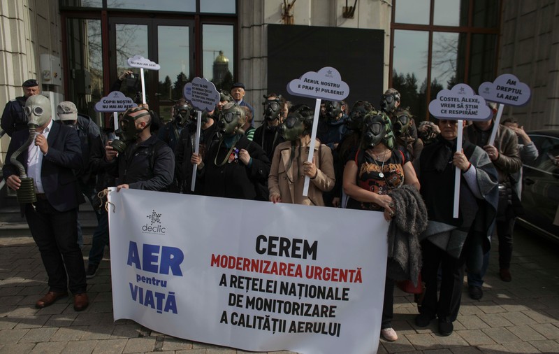 Protest cu măști de gaze la Ministerul Mediului. Comunitatea Declic îi cere ministrului Costel Alexe raportările reale ale poluanților
