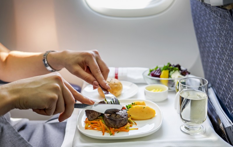 De ce mâncarea nu are gust în avion