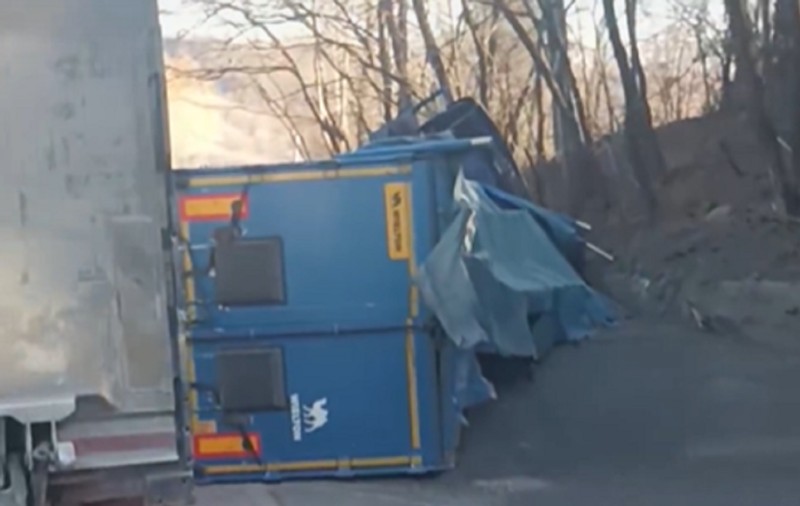Un camion încărcat cu cereale s-a răsturnat pe DN1A, la Măneciu, în Prahova. Traficul se desfășoară dirijat